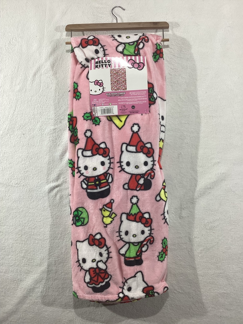 NWT Hello Kitty Christmas Warm Wreaths Pink Silk Touch Throw Blanket 50x70